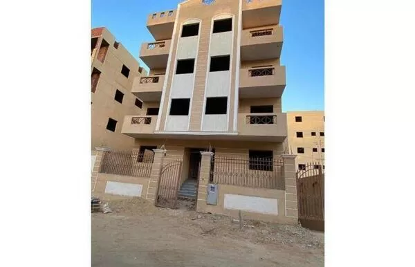 Whole Building for Sale in El Motamayez District: عماره مسلمه جهاز تاني صف الحزام الاخضر