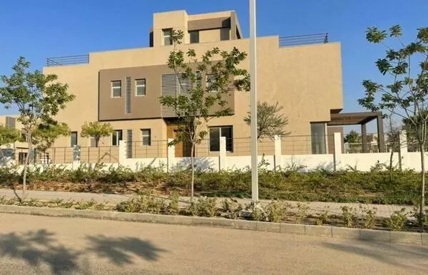 Twin House for Sale in Palm Hills New Cairo: Twin House on Landscape Cash in P H New Cairo